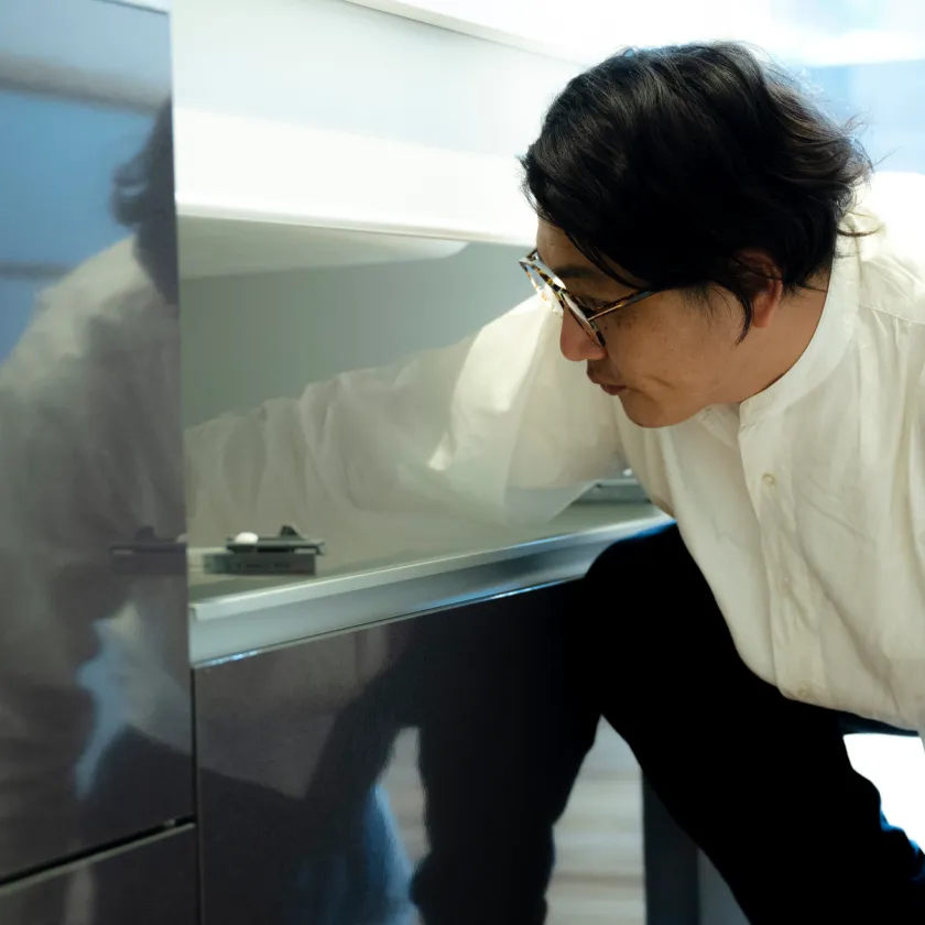 キッチンまわりを確認するスタッフ